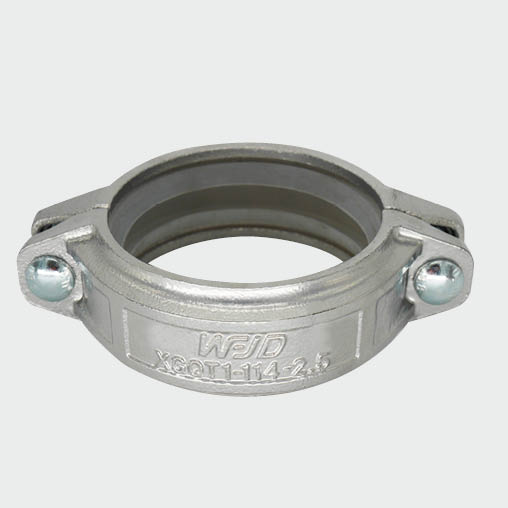 Lined plastic pipe fittings